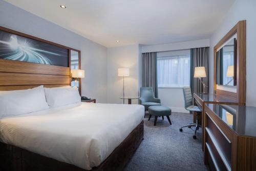 阿什福德Ashford International Hotel & Spa的配有一张床和一张书桌的酒店客房
