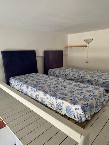巴科利La Casa di Baia的一间卧室,配有两张床