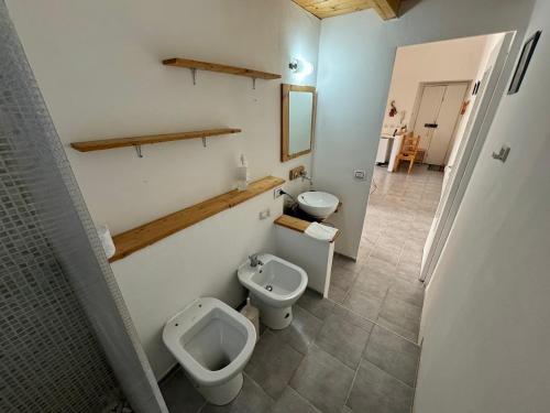 巴科利La Casa di Baia的一间带两个卫生间和小便室的浴室