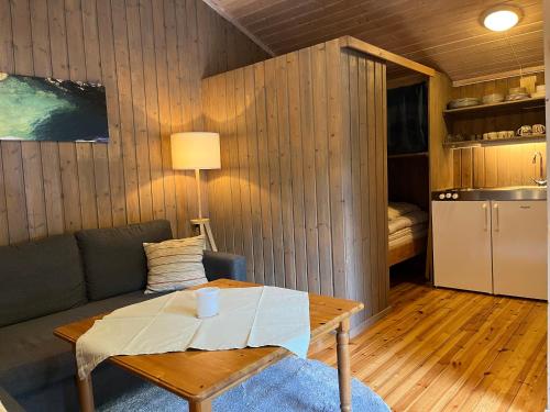 BriksdalsbreMelkevoll Bretun Camping的客厅配有沙发和桌子