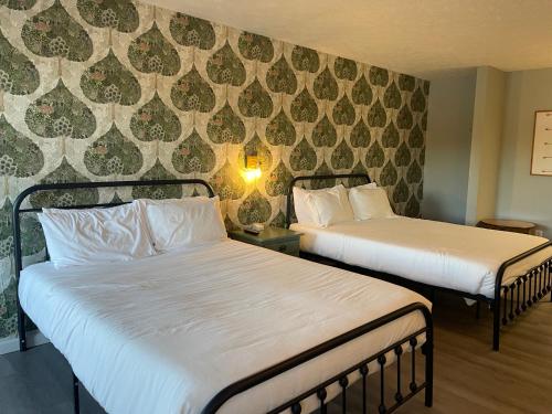CadizMoon River Marina & Resort的酒店客房带两张床和一面墙