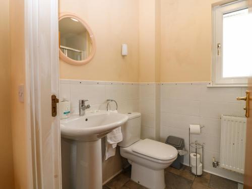 邓迪Rehoboth Lodge的一间带水槽、卫生间和镜子的浴室