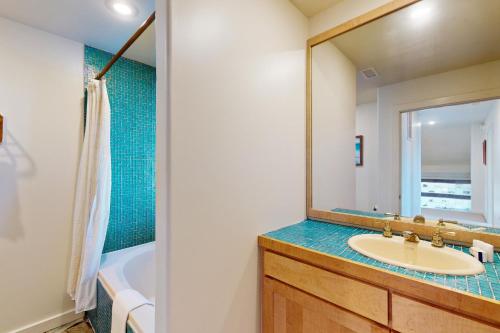 巴克斯顿Sushi #9-B的浴室配有盥洗盆、镜子和浴缸
