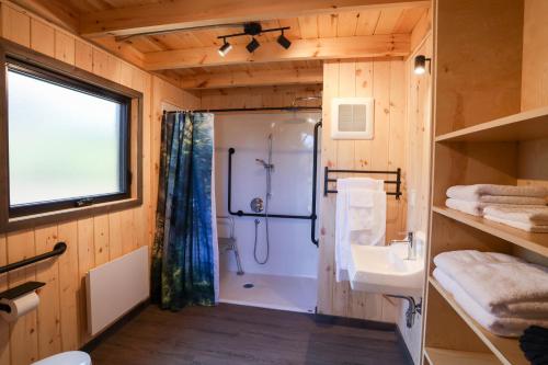 罗登勒奴地耶木屋的带淋浴和盥洗盆的浴室