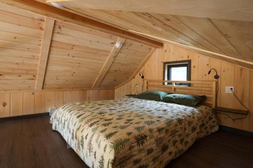 罗登勒奴地耶木屋的小木屋内一间卧室,配有一张床