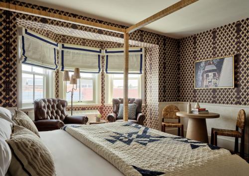 朴茨茅斯朴茨茅斯市中心酒店的卧室配有床、椅子和窗户。
