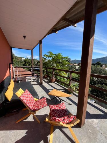 弗洛里亚诺波利斯Vibe House Hostel的美景阳台配有两把椅子和一张桌子