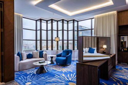 利雅德Novo Hotel的酒店客房配有一张特大号床和一间客厅。