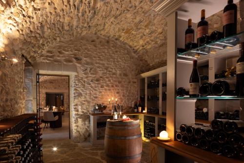 CharolsChâteau Les Oliviers de Salettes的品酒室,提供桶装酒和葡萄酒瓶
