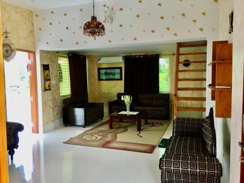 拉杰沙希Wahidul House的客厅配有沙发和桌子