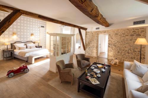 CharolsChâteau Les Oliviers de Salettes的一间卧室设有一张床和一间客厅。