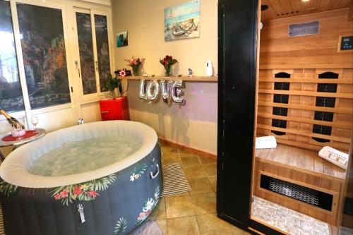 波佐利Giannas relax的客房内的浴室设有大浴缸