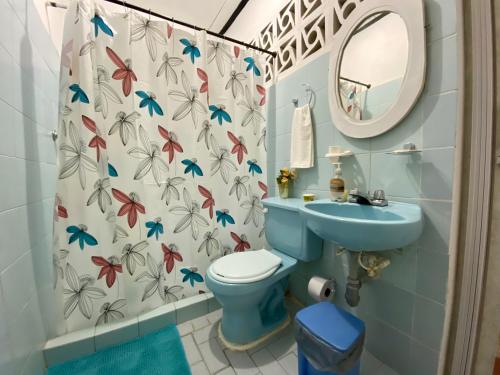 卡塔赫纳Habitación Multiple cerca de aeropuerto的浴室设有蓝色的卫生间和水槽。