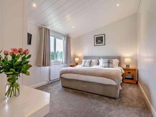 圣安德鲁斯2 Bed in St Andrews 94606的一间卧室,配有一张床和花瓶