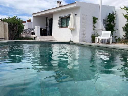 利乌玛PAULA的房屋前的游泳池
