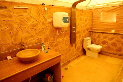 HunaywahDesert Safari Dubai Over Night Stay的一间带木制水槽和卫生间的浴室