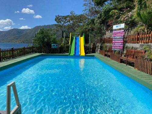 La LagunaPosada Ecologica La Abuela的一个带滑梯和游乐场的游泳池