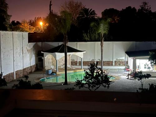特马拉Hostel 3alame的一座晚上设有游泳池的房子