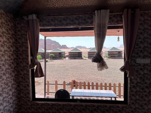 瓦迪拉姆Dream Bedouin life camp的卧室窗户享有庭院的景致