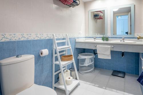 拉海瑞德拉Casa del Este的浴室设有卫生间、两个盥洗盆和梯子。