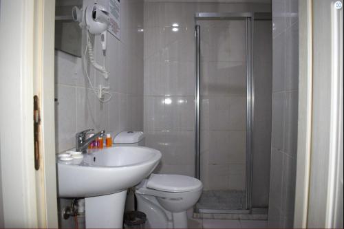 伊斯坦布尔坤贝特酒店的浴室配有卫生间、盥洗盆和淋浴。