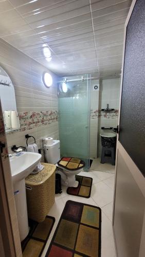 梅克内斯Bel appartement dans une résidence calme的带淋浴、盥洗盆和卫生间的浴室