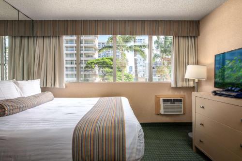 檀香山威基基阿瓜阿洛哈冲浪酒店的酒店客房设有一张床和一个大窗户
