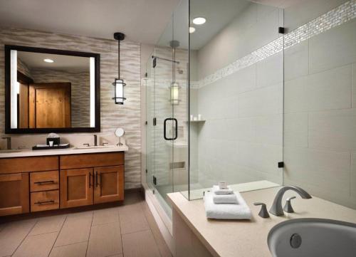 特拉基Hyatt Vacation Club at Northstar Lodge的带淋浴、盥洗盆和镜子的浴室