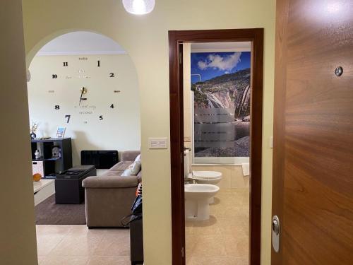 科尔库维翁Apartamento Playa Blanca的一间带卫生间的浴室和墙上的绘画