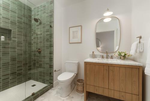 圣巴巴拉The Inn At Anatega #3的浴室配有卫生间、淋浴和盥洗盆。