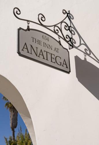 圣巴巴拉The Inn At Anatega #3的挂在建筑物边的标志