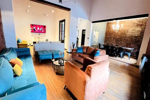 布宜诺斯艾利斯Casa grande en Palermo Soho的客厅配有蓝色的家具和砖墙