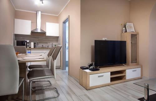 马里博尔Rooms & Apartments Banjac的厨房配有餐桌,橱柜上配有电视