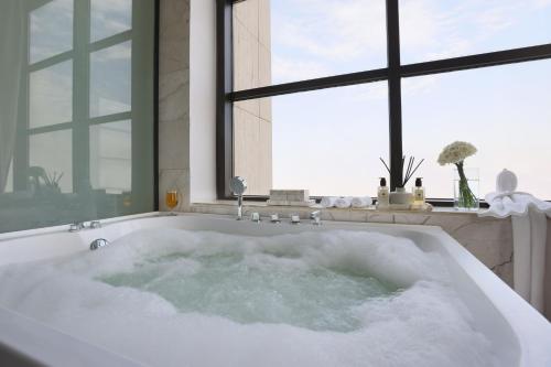 利雅德Novo Hotel的窗户前的浴缸里装满雪