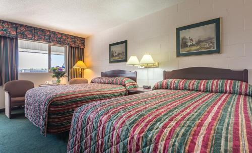 乔治王子城格拉玛汽车旅馆的酒店客房设有两张床和窗户。