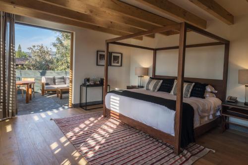 巴耶德布拉沃La Casa Rodavento的一间卧室设有天蓬床和庭院。