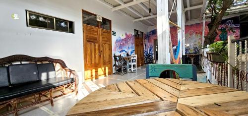 南圣胡安Casa Oro Eco Hostel的一间设有木桌和长凳的客房