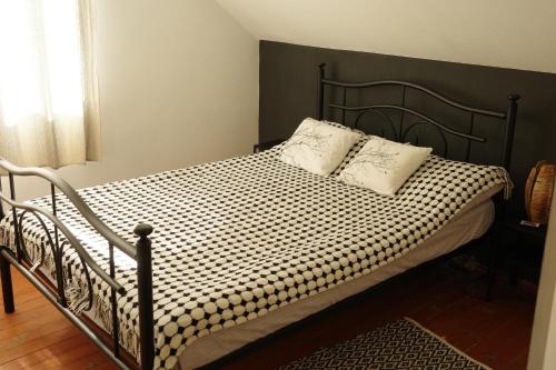 维多利亚Casa Podragu的卧室内的一张带两个枕头的床