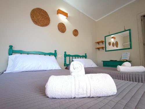 奇皮奥纳Hostal Cristina的一间卧室配有两张带白色床单的床