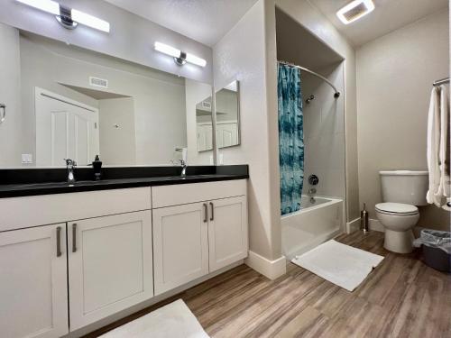 洛杉矶Spacious 2 Bedroom 2 Bathroom In Gated Community的一间带水槽和卫生间的浴室