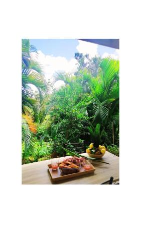 Gros-MorneVilla tropicale charmant T2 dans un cadre verdoyant的桌子上一盘有树的食品