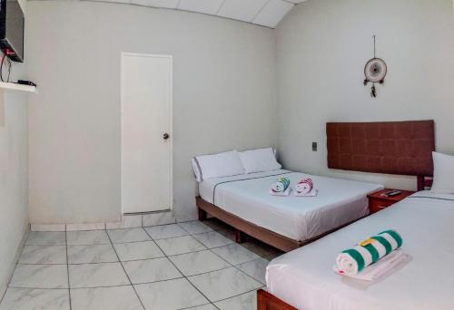 索里托斯HospedajesPerú的一间房间,配有两张床和两个婴儿