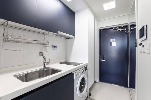 坡州市Park View Terrace的厨房配有水槽和洗衣机