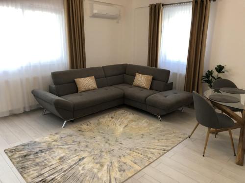 克拉约瓦Comfort Residence Luxury Apartment的客厅配有沙发和桌子
