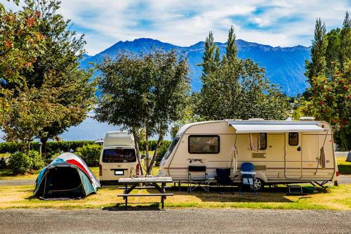 蒂阿瑙Te Anau Lakeview Holiday Park & Motels的两个帐篷和一张野餐桌