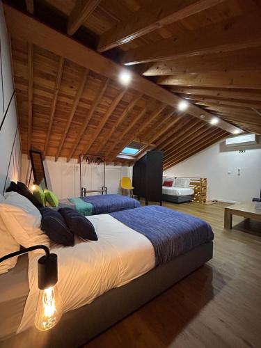 富尔纳斯B&C Furnas House的大客房设有两张带木制天花板的床。