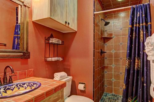 新布朗费尔斯Comal Corral IC 110的浴室配有卫生间、盥洗盆和淋浴。