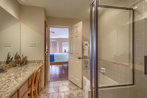 新布朗费尔斯River Zen CW C207的带淋浴和步入式淋浴间的浴室