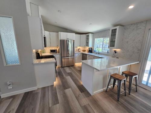 BradleyEagles Nest is a 40-acre 1400 Sqft Custom Home的一间厨房,配有白色橱柜和一个带凳子的大岛
