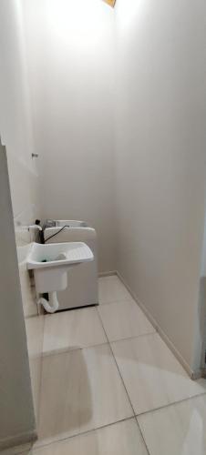 圣安热卢Apartamento modelo chalé 201的白色的浴室设有水槽和卫生间。